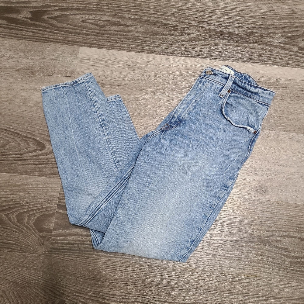 Abercrombie & Fitch High Rise Mom Jean Curve Love 28/6 Light Wash